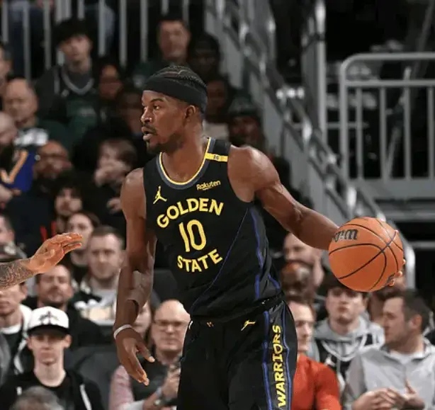 开云平台登录巴特勒在日本队比赛中战术调整，重返赛场引发热议！