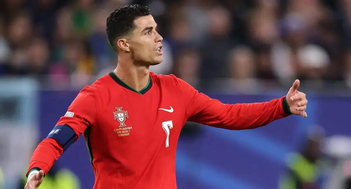 开云体育注册入口C罗在法国队比赛中最后时刻胜出，战术调整引发热议！