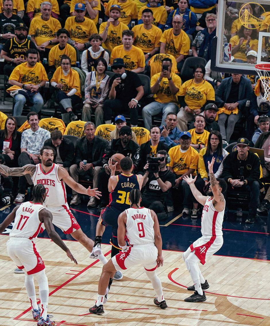 开云全站穆古鲁扎焦点对战，巴特勒与70激战雄鹿分钟，比赛局势复杂胜负难料！