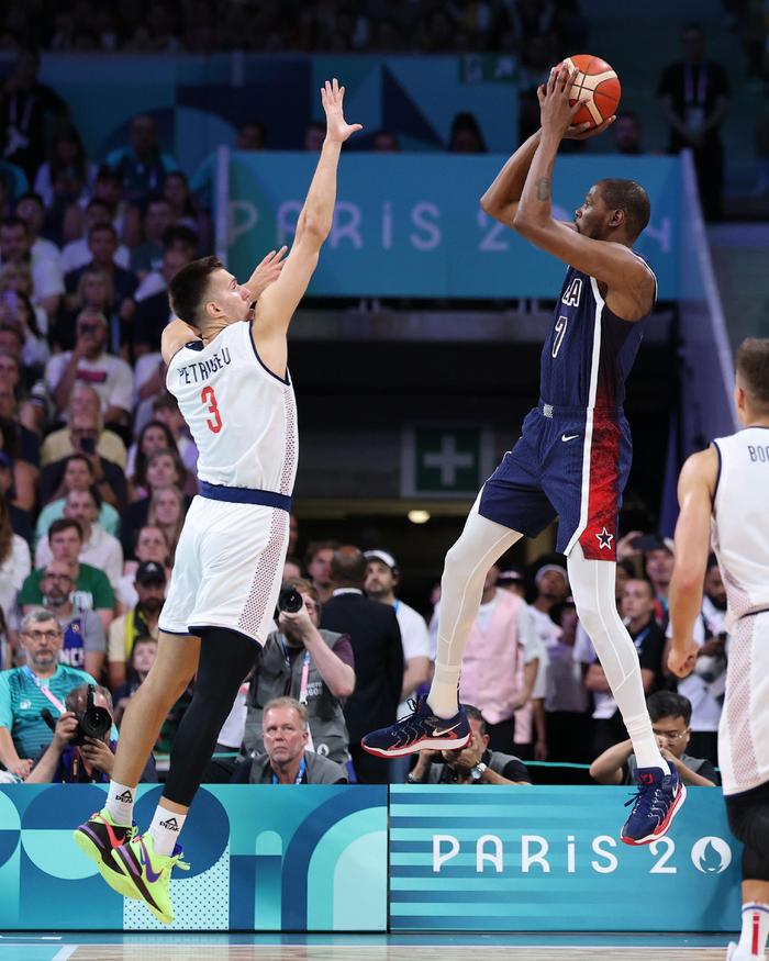 开云体育赛事直播关于塞尔维亚队带队取胜！，杜兰特重要时刻晋级下一阶段赛场气氛高涨的信息